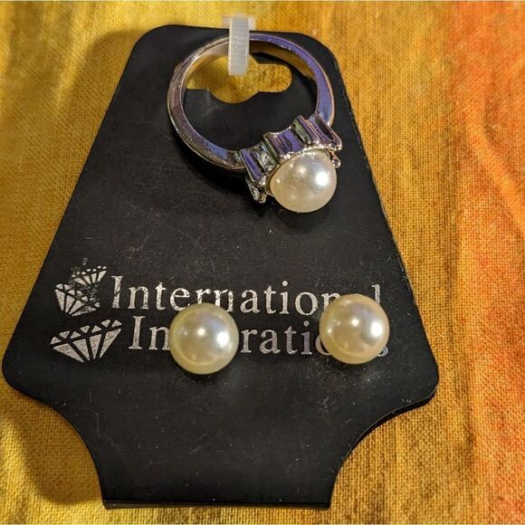 International Inspirations faux pearl ring and earring set - Picture 5 of 8
